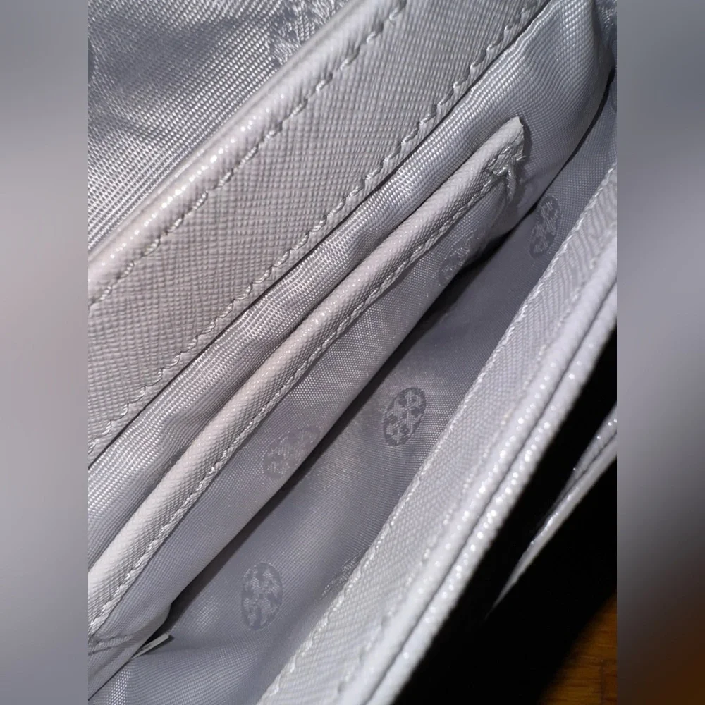 Tory Burch Robinson Turnlock Leather Crossbody - Like New Condition 🤍 - Picture 6 of 12